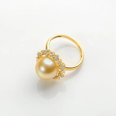 Anel com Pérola dos Mares do Sul Dourada e Diamantes em Ouro 18K