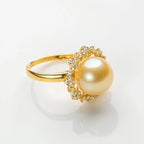 Anel com Pérola dos Mares do Sul Dourada e Diamantes em Ouro 18K