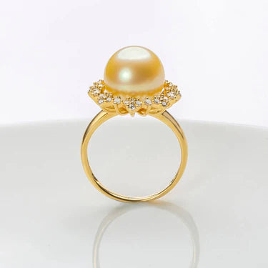 Anel com Pérola dos Mares do Sul Dourada e Diamantes em Ouro 18K